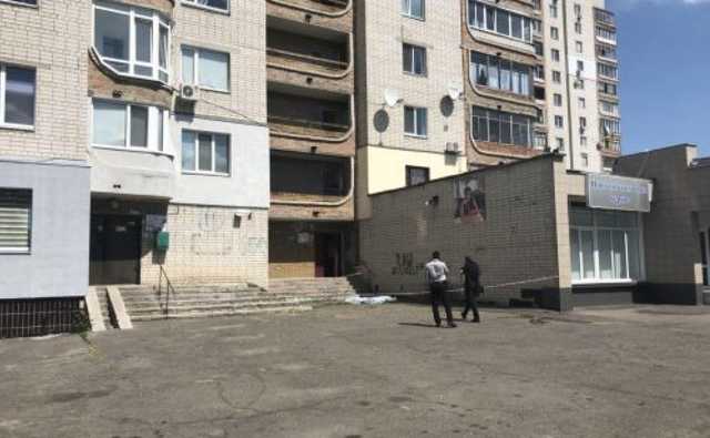 В Черкассах мужчина выпал с окна многоэтажки и разбился