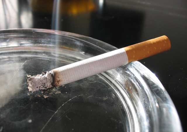 Столичні поліцейські дозволяють собі курити в туалеті Київради