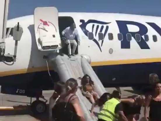 Пассажиров самолета Ryanair эвакуировали в Барселоне из-за загоревшегося телефона