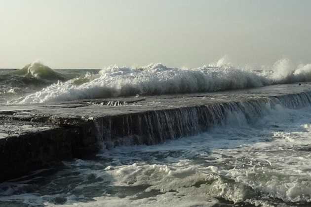 В Одессе мужчину смыло волнами с причала: тело ищут