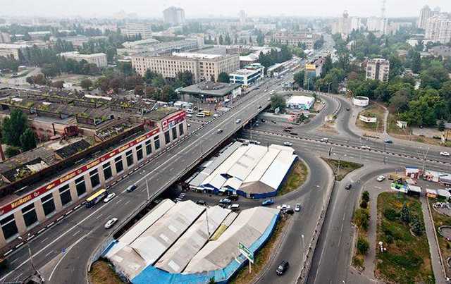 "Блондинки отдыхают": в Киеве грузовик застрял под мостом. Видеофакт
