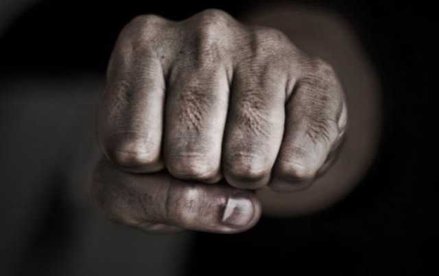 На Житомирщині батько ледь не до інвалідності побив малолітню доньку