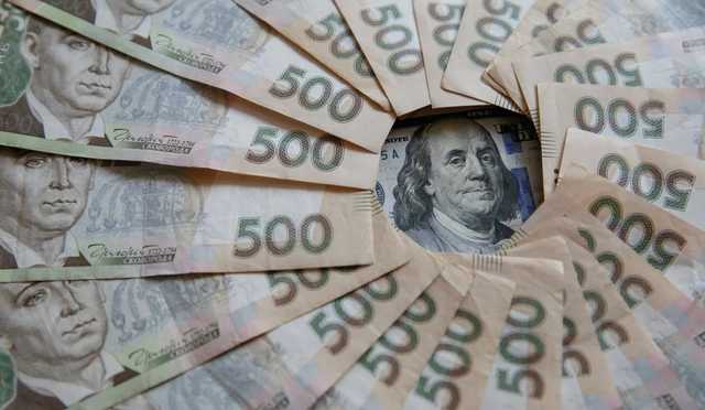 Иностранцы выводят деньги, люди скупают валюту. Почему гривня упала ниже 27