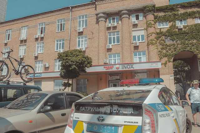 В Киеве на Отрадном загорелся офис: людей эвакуировали