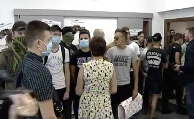 Неизвестные напали на пресс-центр «Українських Новин»