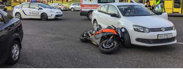 В Киеве возле Ocean Plaza девушка-мотоциклист влетела в Volkswagen