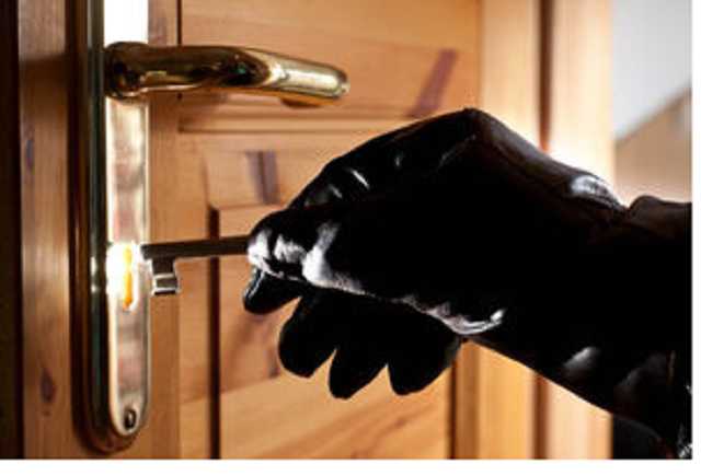 Липовый сотрудник "Киевэнерго" вынес из квартиры пенсионерки последние деньги и бижутерию