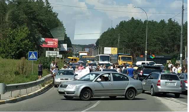В Ирпене обманутые инвесторы новостроек перекрыли дороги в город