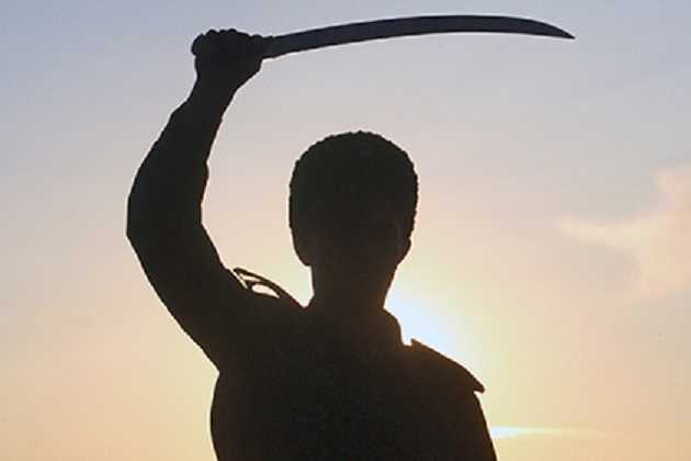 В Киеве пьяный мужчина бегал с саблей по Подолу и рассек парню голову