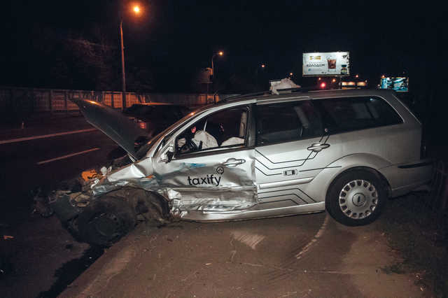 В Киеве на Харьковском шоссе Opel протаранил в лоб Taxify
