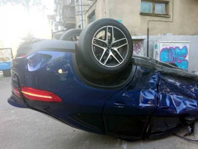 В центре Харькова Toyota перевернулась после столкновения с Mercedes