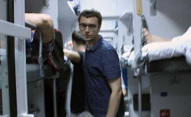 Омелян ездит по Украине в плацкарте и мешает пассажирам своими ногами