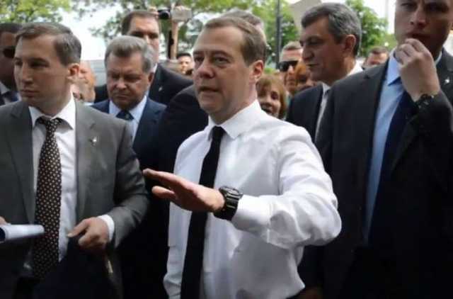 Медведев стал символом украинского Крыма: фотофакт - упрямая вещь