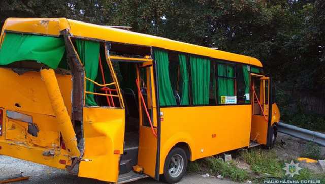 На опасном развороте в Киеве грузовик протаранил маршрутку с пассажирами