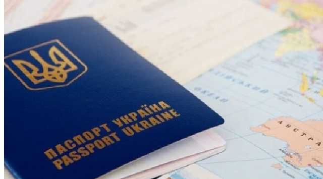 Украинцы массово забывают прийти за загранпаспортами