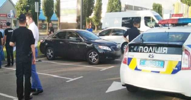 В Киеве трое в масках, угрожая пистолетом, отобрали у женщины 100 000 гривен