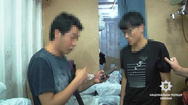 На двух рынках Одессы за сутки задержали 17 нелегальных мигрантов из Азии