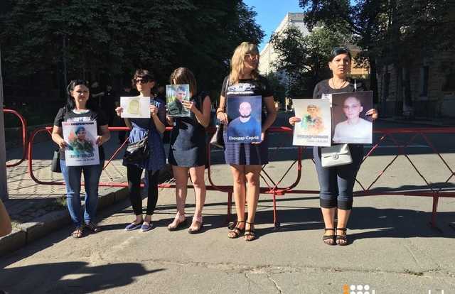 Больше двух лет в неволе: родственники военнопленных митинговали под АПУ