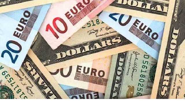 Официальный курс: гривня укрепилась к доллару и евро