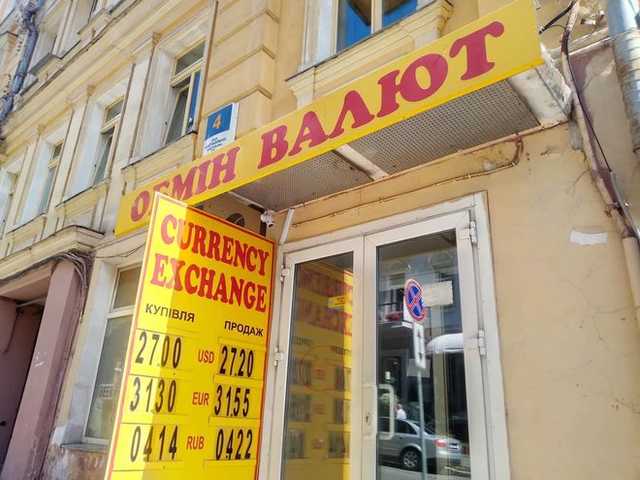 Импортеры переполошились и взвинчивают утром курс доллара