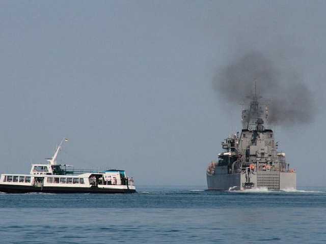 Cитуация в Азовском море накалилась: корабли подходят вплотную