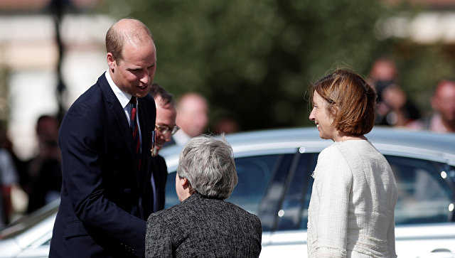 В Сети смеются с британской премьерши Мэй из-за неуклюжего реверанса перед принцем