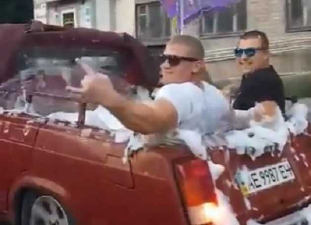 Украинские энтузиасты превратили «Жигули» в бассейн на колесах