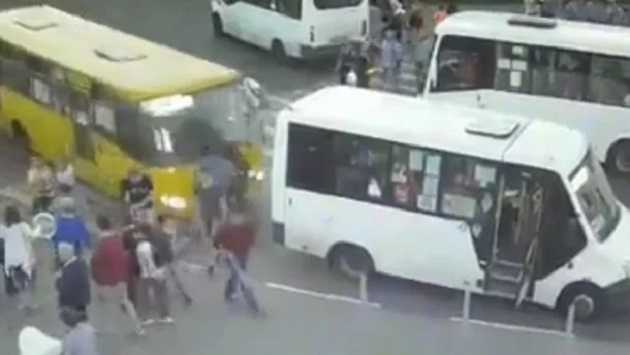 В Подмосковье автобус врезался в толпу людей: видео