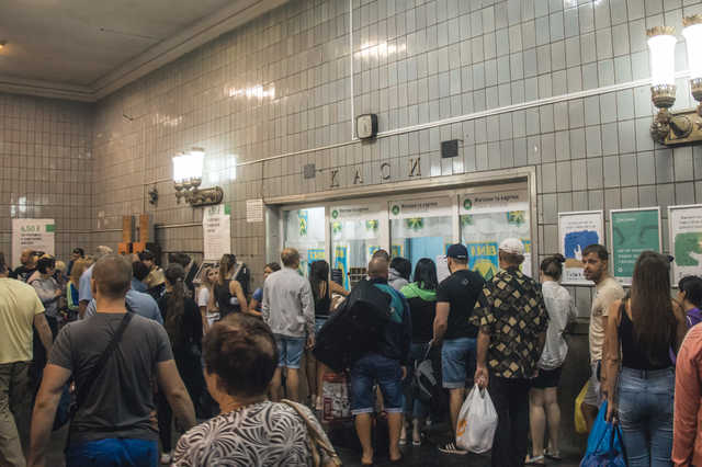 Огромные очереди и неработающие кассы: как «Вокзальная» встречает своих первых пассажиров