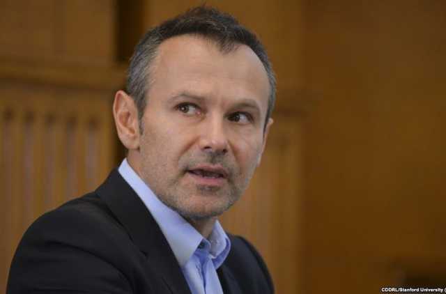 Мешканці двору дитинства Вакарчука розповіли, що думають про його можливе президенство