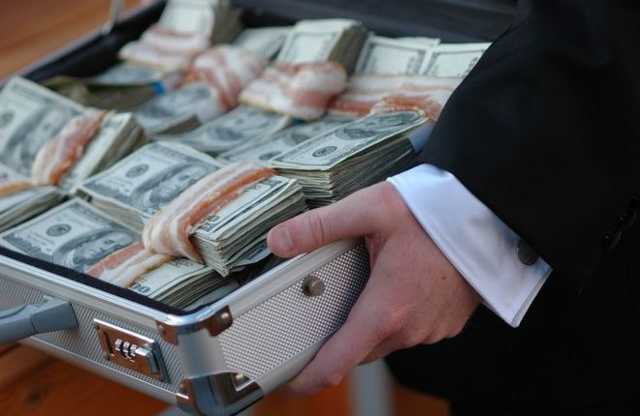 Виктор Небоженко: “Зарплаты госчиновников конкурируют с масштабами их взяток”