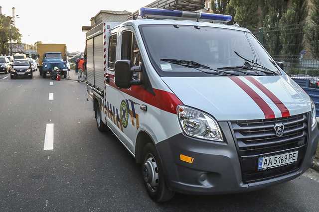 В Киеве на Борщаговке пьяный водитель микроавтобуса вылетел на трамвайные пути