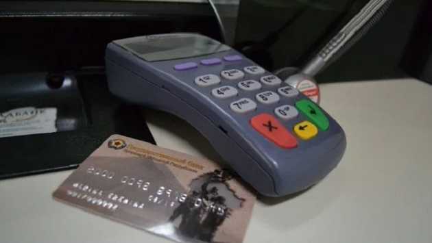 Чтобы получить новую банковскую карту в Луганске, нужно потратить не один день жизни