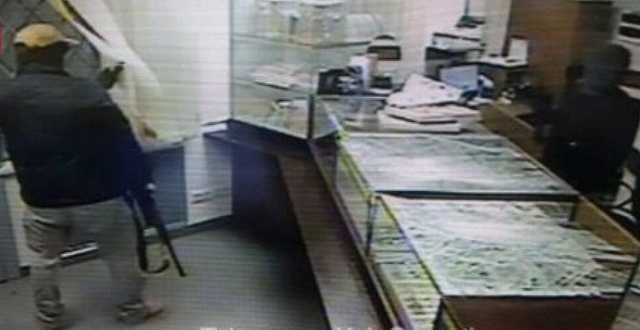 В Сети появились фото дерзкого нападения на ломбард в Киеве