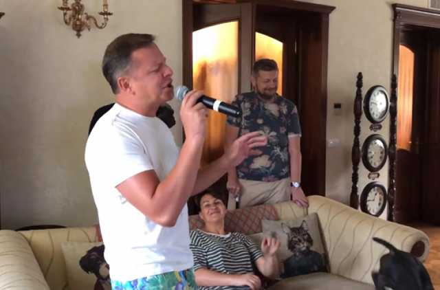 Видео поющего в караоке Ляшко взорвало Сеть