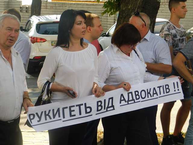 В Днепре адвокаты вышли на протест из-за избитых коллег