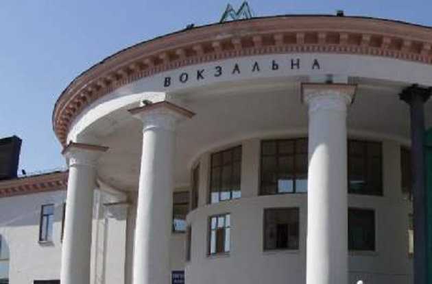 В Киеве на Вокзальной образовалась давка из-за потерявшей сознание женщины