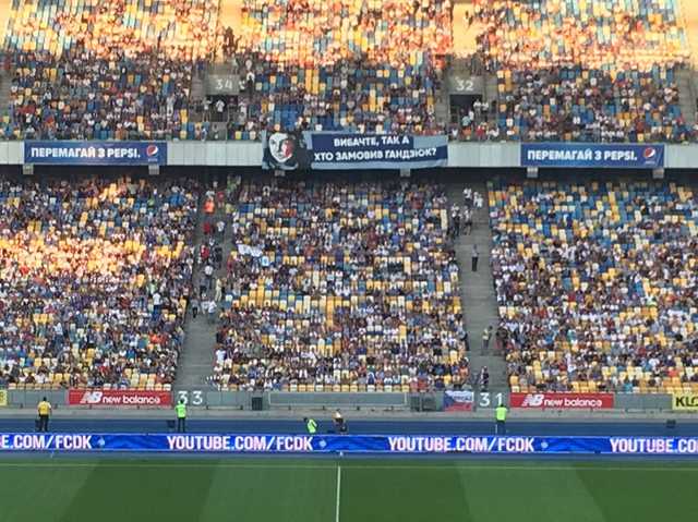 Фанаты «Динамо» вывесили на трибунах баннер «Извините, так а кто заказал Гандзюк?»