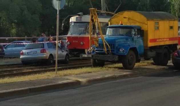 Бросил авто на трамвайных путях: в Киеве водитель устроил два ДТП и сбежал