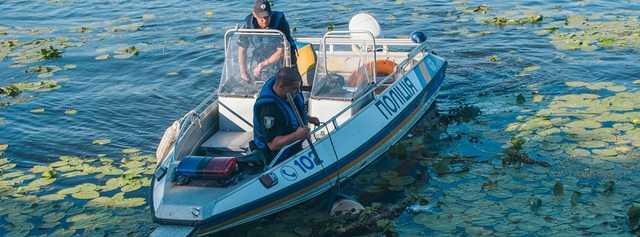 В Киеве на Оболони спасатели выловили из озера труп