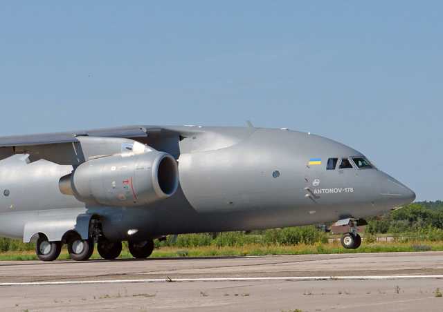 На параде на День независимости покажут новый самолет Ан-178 завода "Антонов"