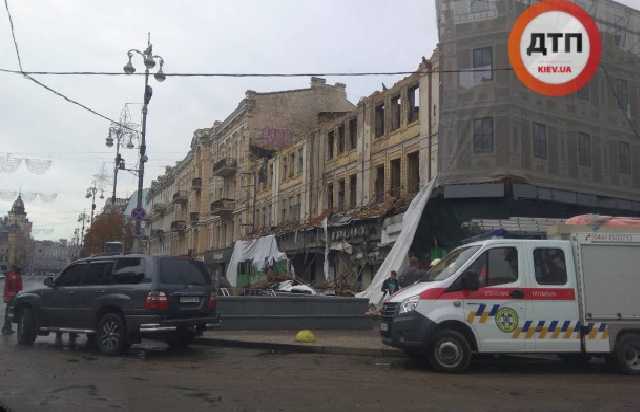 На Крещатике обрушилось горевшее здание бывшего Центрального гастронома