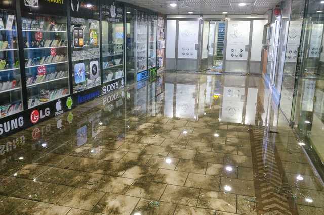 Киевский «Метроград» затопило: что происходит внутри торгового центра