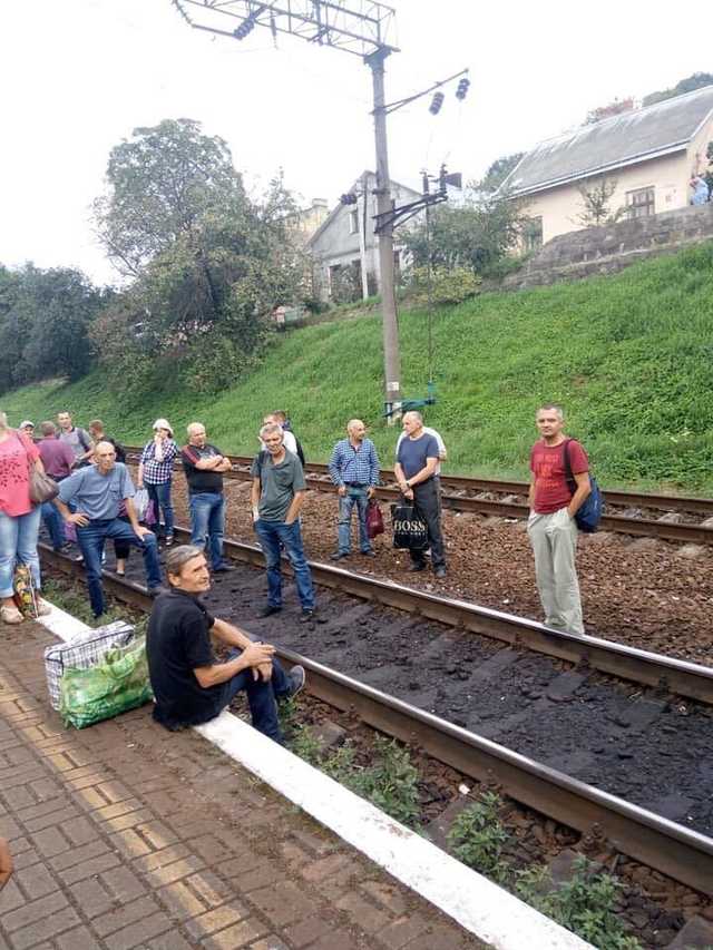 Во Львове пассажиры более часа блокировали железнодорожные пути из-за недостаточного количества мест в электричке