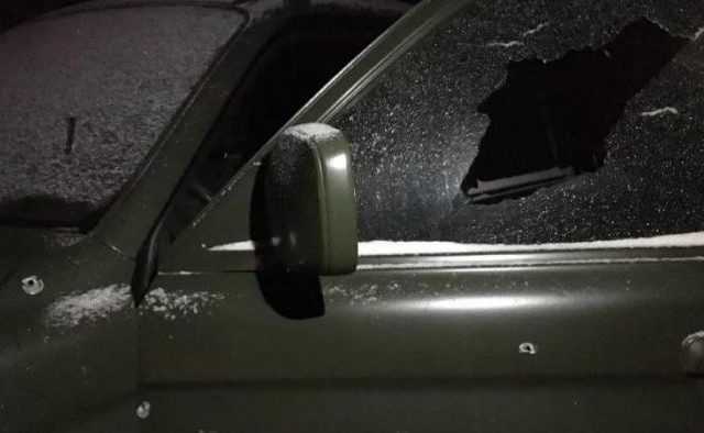 Не понравилось как паркуется: в Харькове депутат расстрелял машину своей соседки