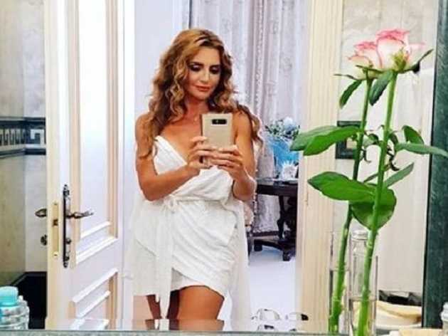 «Вон из Украины!»: Активисты встретили жену Медведчука