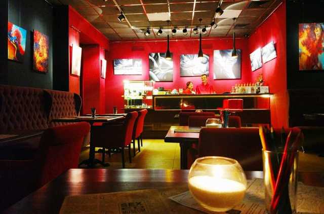 «Гниди, це ганьба»: нове арткафе у Києві з оголеною офіціанткою розлютило українців