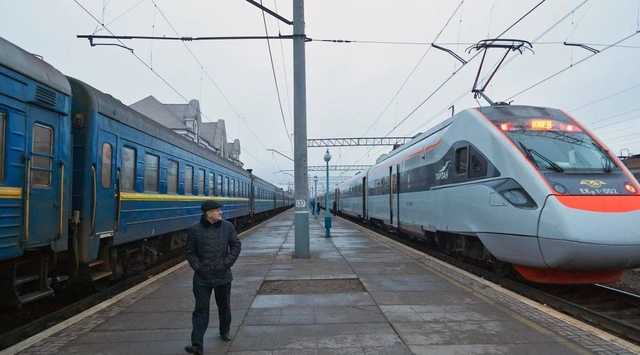 Половина пассажиров электричек ездит без билетов, поэтому пригородные перевозки убыточны, - Омелян