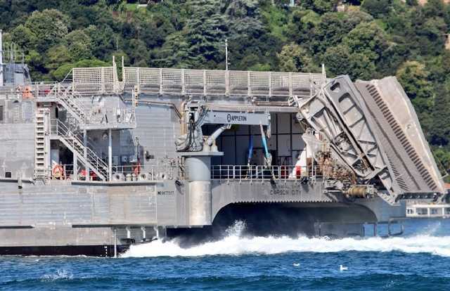 В Черное море вошел гигантский десантный корабль ВМФ США
