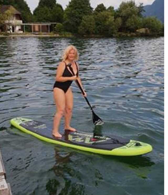 "Девушка с веслом": Ирина Геращенко показала фото на доске в купальнике